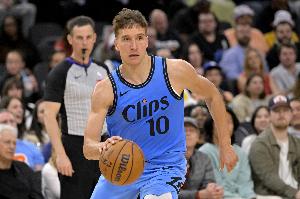 没找到手感！博格丹半场4中0未得分 拿下3板6助1断